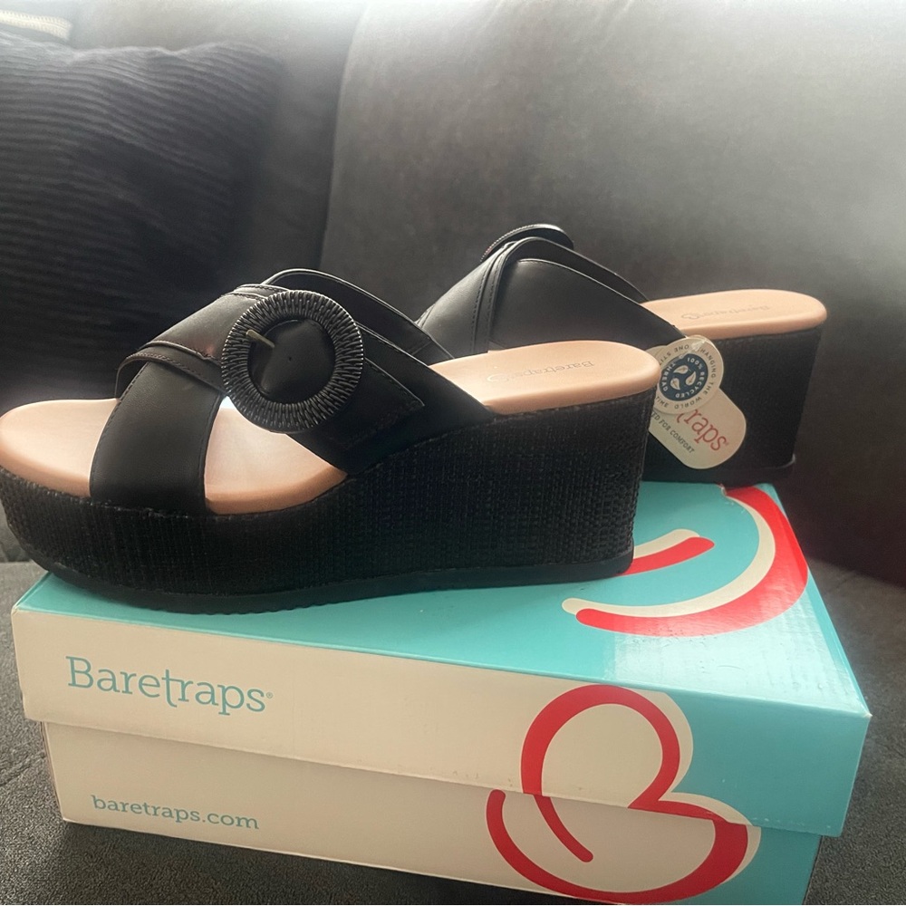 New Baretraps wedge sandals